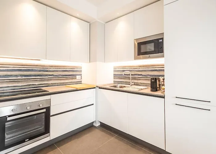 Amazhome - New Private Garden & Cozy Apartment